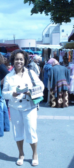 Claudyne René-Corail tractant au marché Léo Ferré, le jeudi 4 juin